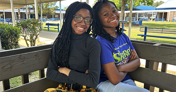 Black Twin Sisters From Florida Named Both Valedictorian and Salutatorian blacknews.com/news/llayna-sa… #blacktwitter #blackexcellence #blackwomen #blackwoman #blackgirlsrock #BlackGirlMagic #blackisbeautiful #blackisking #melanin #melaninpoppin #Florida