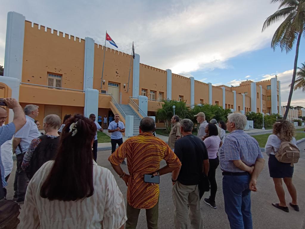 Como parte del programa del evento, se realiza una visita al antiguo Cuartel Moncada, hoy Ciudad Escolar 26 de julio. #SantiagoCapitalDeLaPaz #CubaPorLaPaz 🕊️🇨🇺