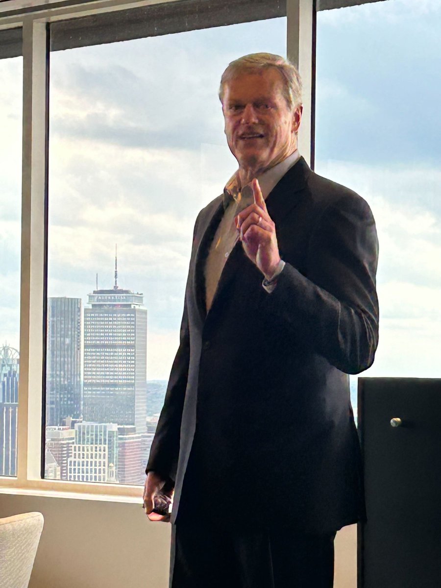 Alongside many @UMass trustees and chancellors, it was great to spend time with @NCAA President and former MA Governor @CharlieBakerMA tonight. Exciting to hear him discuss the NCAA's recent initiatives to support student-athletes and help them succeed both on and off the field.