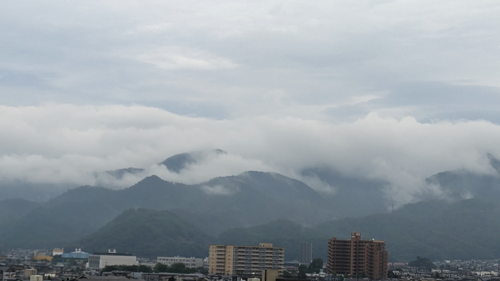 #おはようございます🌂 
雨あがり（また降るかな..☔）
層雲漂う ほぼモノクロ世界
#イマソラ #空が好き #雲が好き #スマホ写真 #スマホ撮影