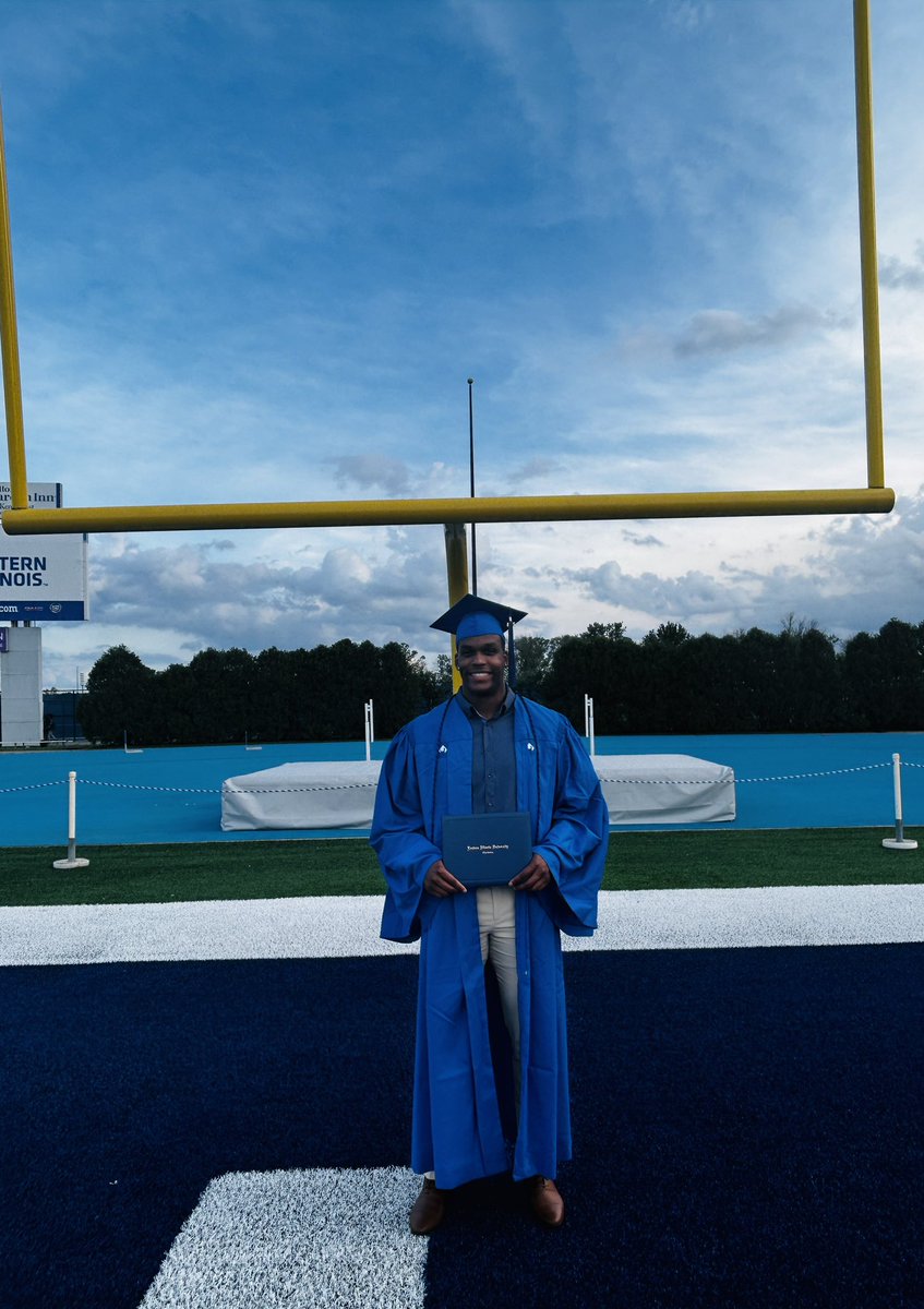 Congratulations to <a href="/TeamFullGorilla/">Team Full Gorilla</a> alum <a href="/armstead_iraken/">Iraken Armstead II</a> earning his bachelors degree in business from <a href="/EIU_FB/">Eastern Illinois Football</a> working on masters now🦍🏈🎓 #baller #ifyouballyoullgetthecall #skorillas #gorillawarfare #OAGAAG