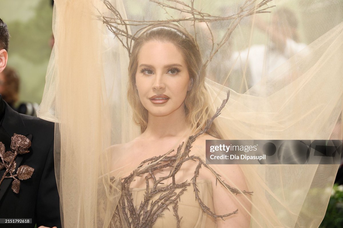 royalityves's tweet image. my queen using a inspired version of my favorite designer Alexander McQueen f/w 2006