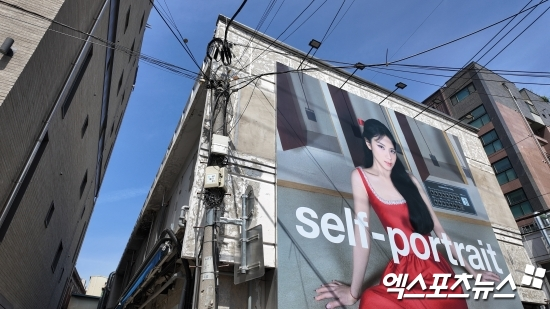[NAVER] ‘You have to look at pretty things bigger’… Seongsu-dong Photo Box of #JISOO x Self-portrait.

🔗naver.me/FZWuJ41J

#지수 #selfportraitwithJISOO #JISOOxSelfPortrait 
#블랙핑크지수 #FLOWER #AllEyesOnME @officialBLISSOO