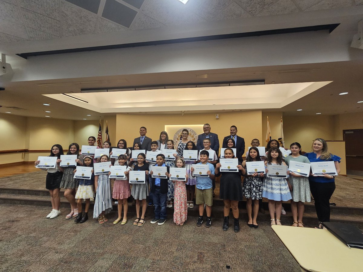 Congratulations to our STUCO and their sponsor @Cduarte_DSSE for being recognized at today's board meeting. They were one of 3 Elem. schools that received the TX Assoc. of Student Councils Outstanding Student Council & Sweepstakes Awards. Way to go Rattlers. @REstrada_DSSE