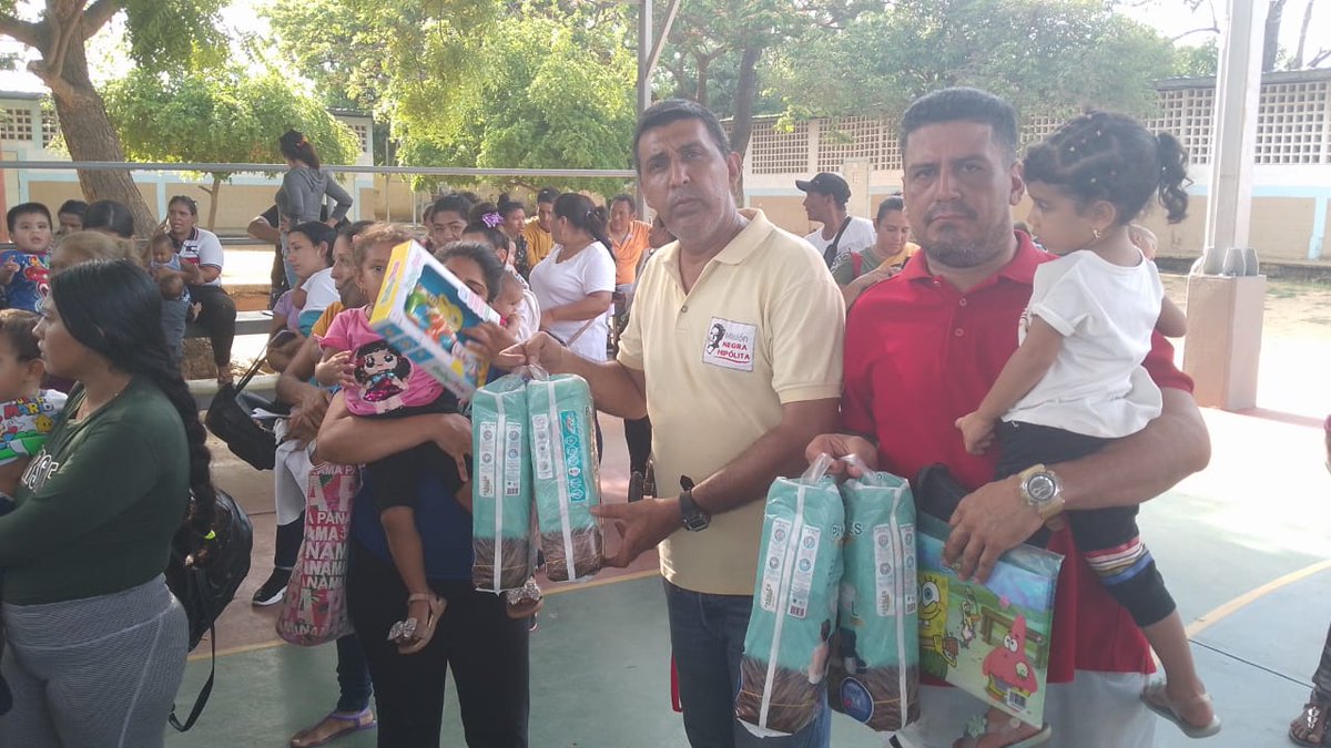 Hoy en nuestra parroquia entregamos pañales y jueguetes a nuestros niños y niñas, gracias Dios  primeramente y a nuestro presidente Nicolás Maduro Moros y a todos el equipo de SUAF por hacer llegar esas bendiciones a nuestros niños.