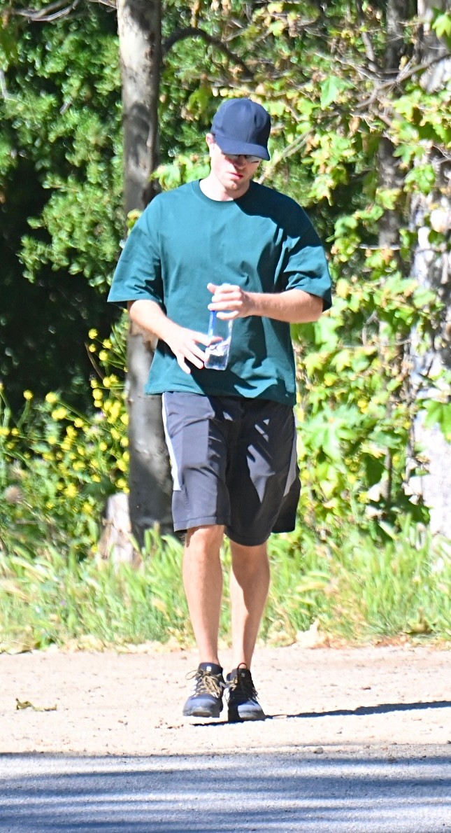 May 6: Robert Pattinson skipping the #MetGala to go for a hike (once again) in Los Angeles pattinson-photos.com/thumbnails.php…