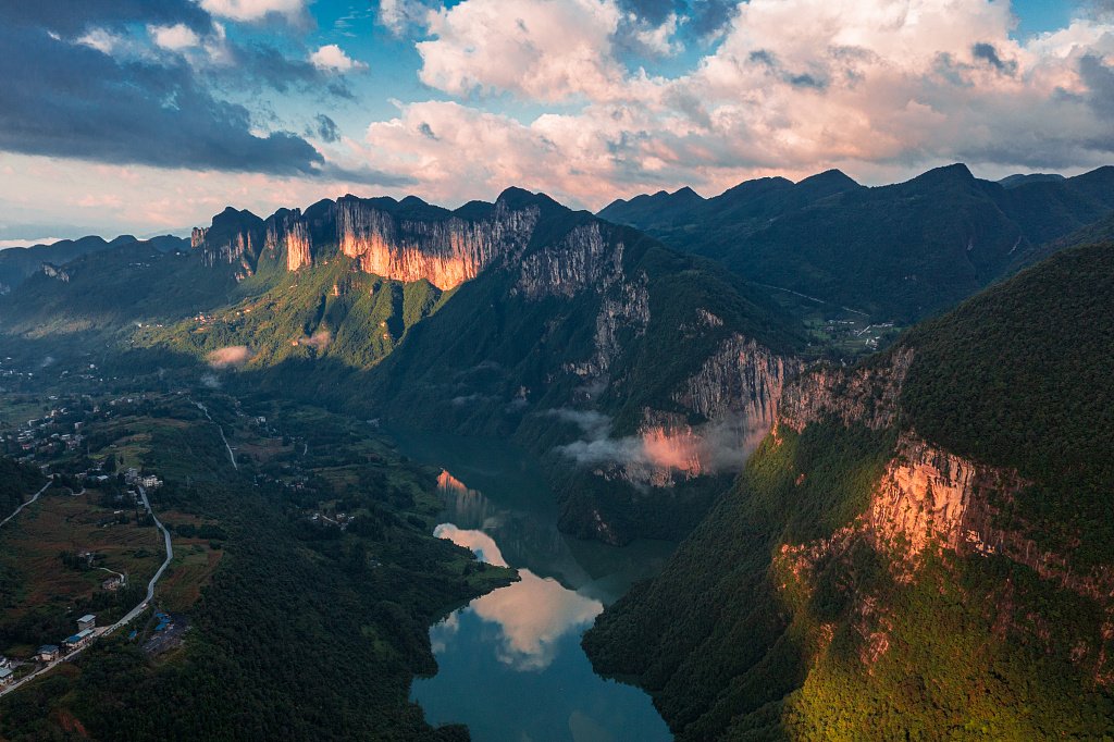 An aerial view of the Enshi Grand Canyon, central China's Hubei Province
＃beautiful China