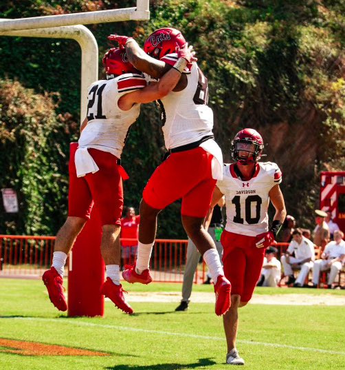 After a fantastic talk with @_CoachMunch I am extremely proud to announce I have received my 2nd division 1 offer from Davidson college! @Jamesleonard87 @CoachBeale03 @JohnParrish04 @IrishNationAHS