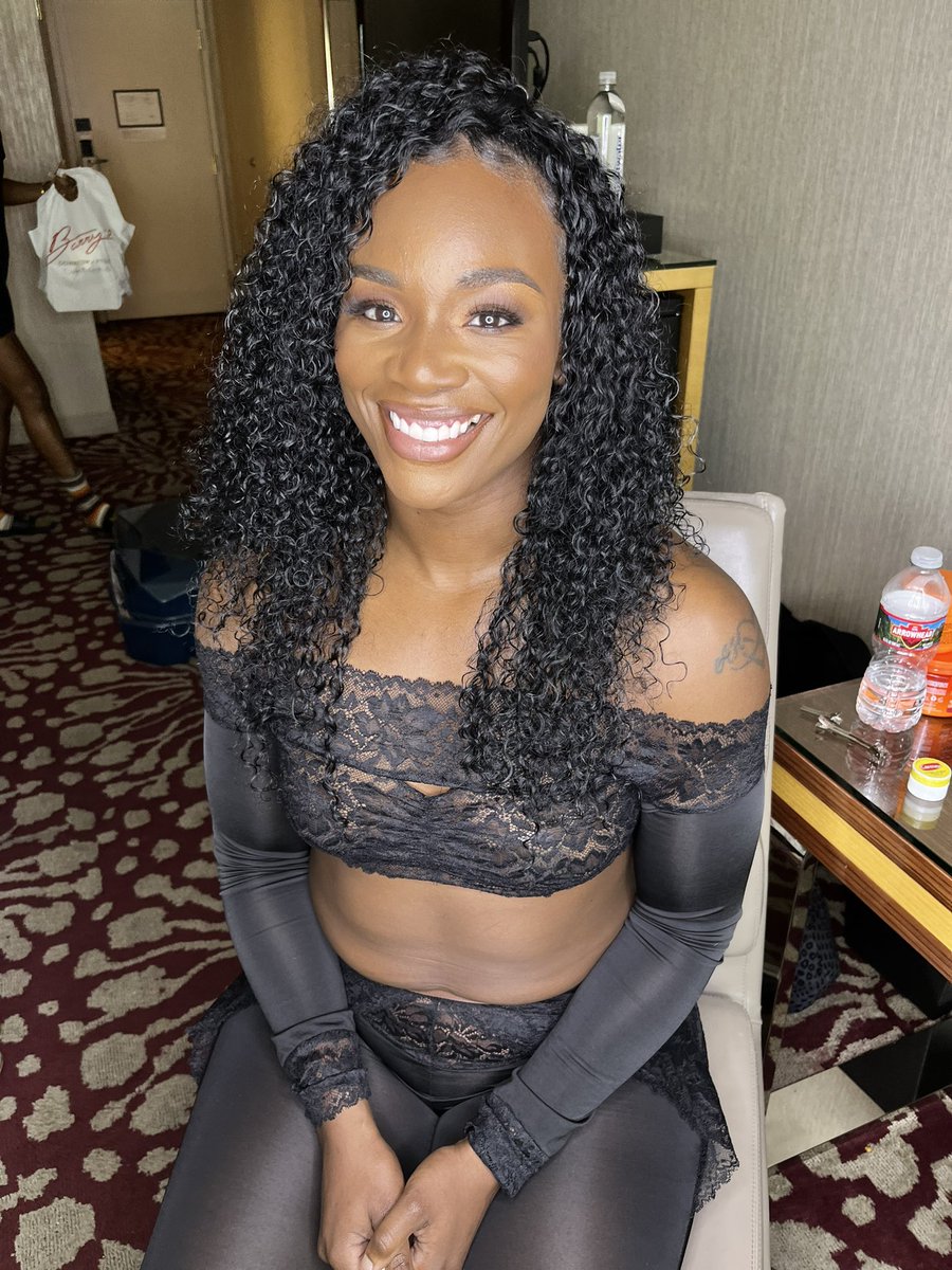 I love my hair and I’m gonna keep wearing it natural 🗣️ I wasn’t getting called a dog when I had straight hair 🤷🏽‍♀️ I love everything black! Including my hair! #Claressashields #GWOAT