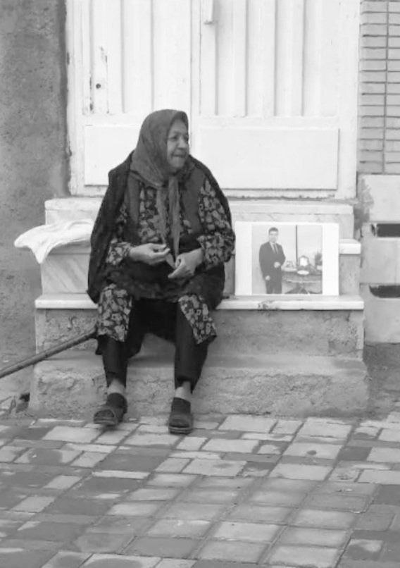 مادر #محمود_مهرابی در تلاش برای نجات فرزندش.
محمود با شکایت ۷۷ نفر که همشون از مسئولان  شهر مبارکه اصفهان هستند به افساد فی الارض متهم شده.
او فسادهای مالی و ... را بصورت عکس و فیلم افشا و در اینستاگرامش منتشر کرد و الان حکم اعدام گرفته است.
#آری_به_جمهوری_دمکراتیک 
#نه_به_اعدام