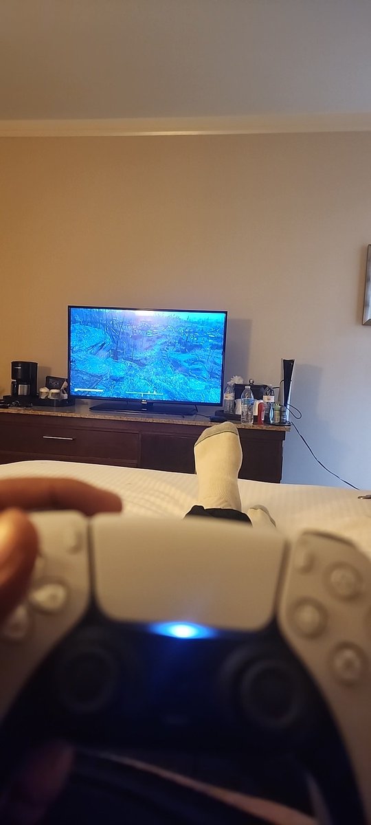 orahberrrt's tweet photo. Stuck in fresno but at least I have my ps5 to keep busy Dx #heavyhual https://t.co/yv0S93u5Dv