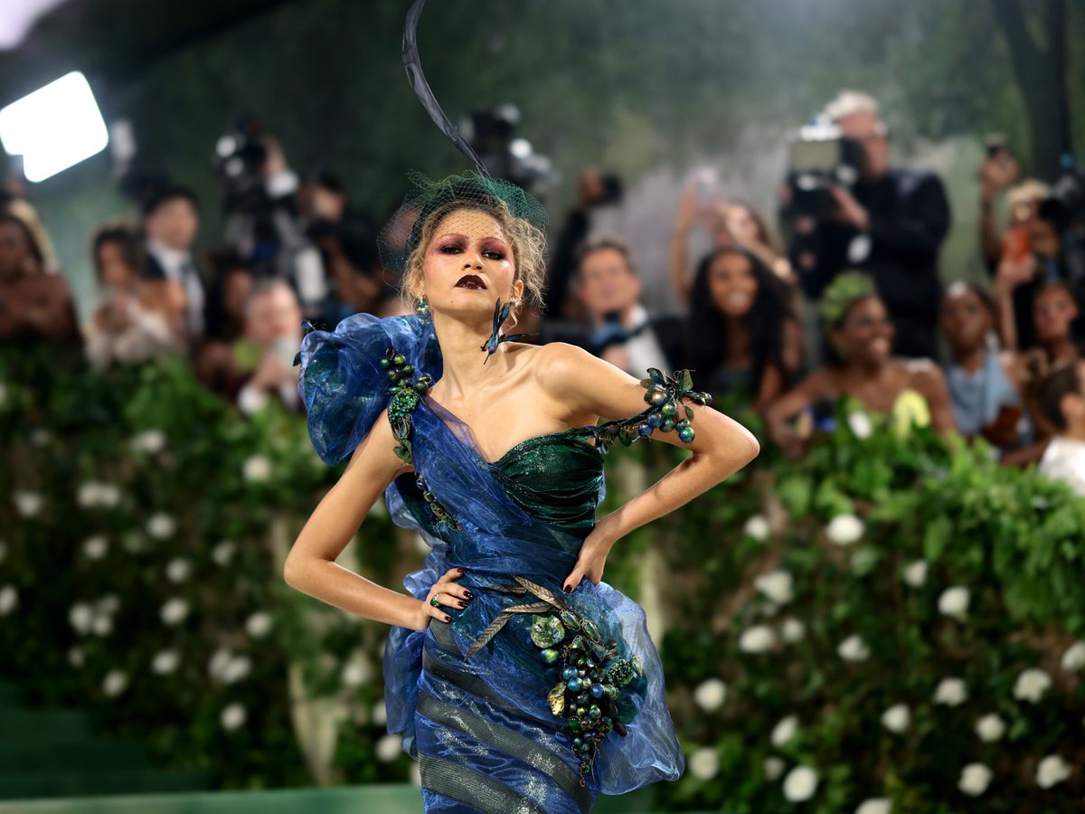 Zendaya’s Met Gala entry in a sexy skintight gown causes a stir; fans say ‘best dressed’   dfoxmarketing.com/zendaya-turns-……… #Zendaya #MetGala #MaisonMargiela #RedCarpetFashion #CelebrityStyle #HollywoodGlamour #ChallengersMovie