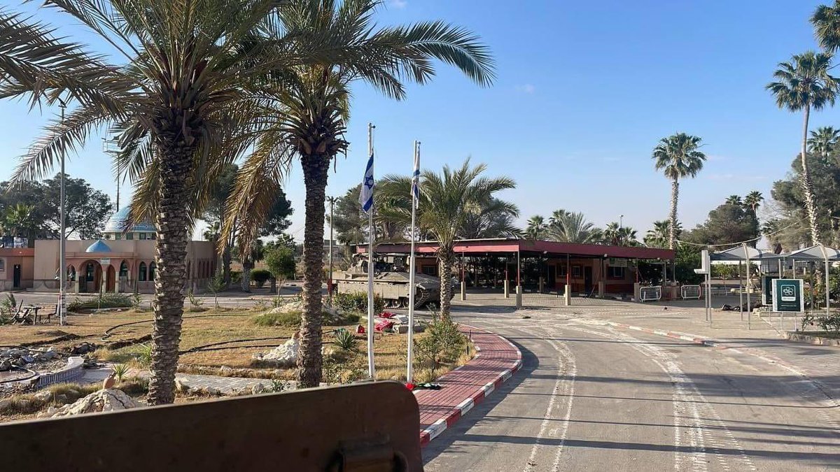 The Israeli army raises the Israeli flag in the Rafah Crossing.