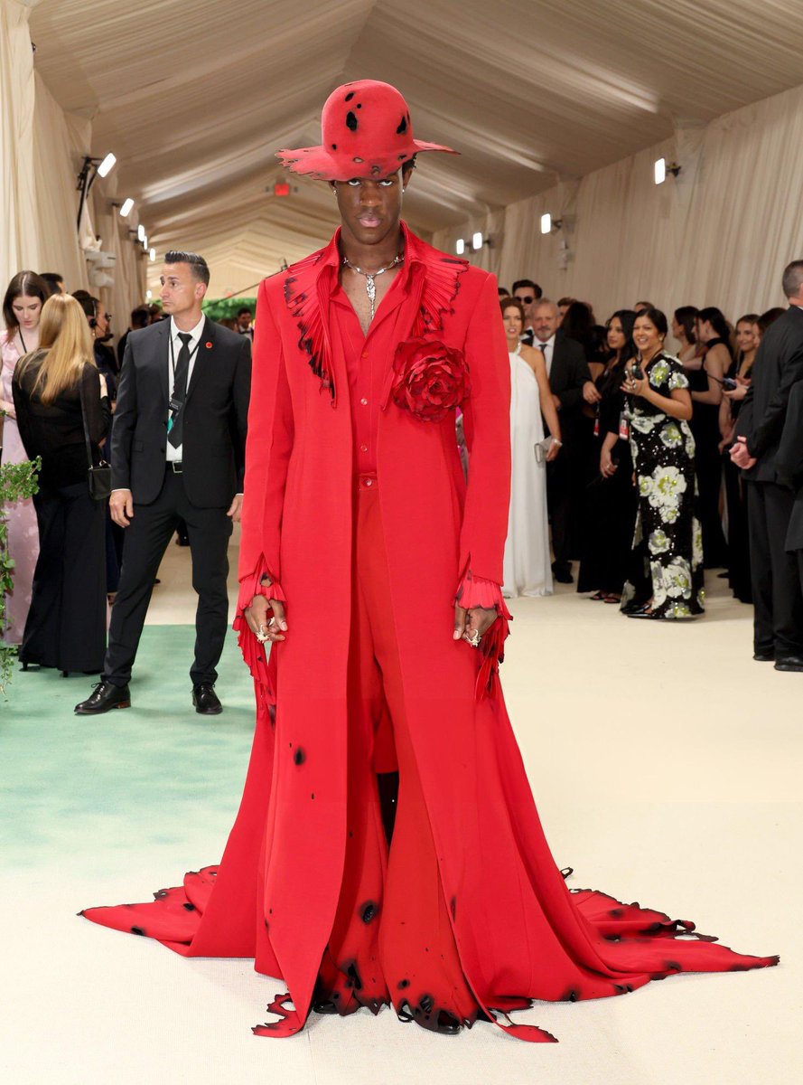 I have no idea who this is but they slayed at the #MetGala and set the standard for men.