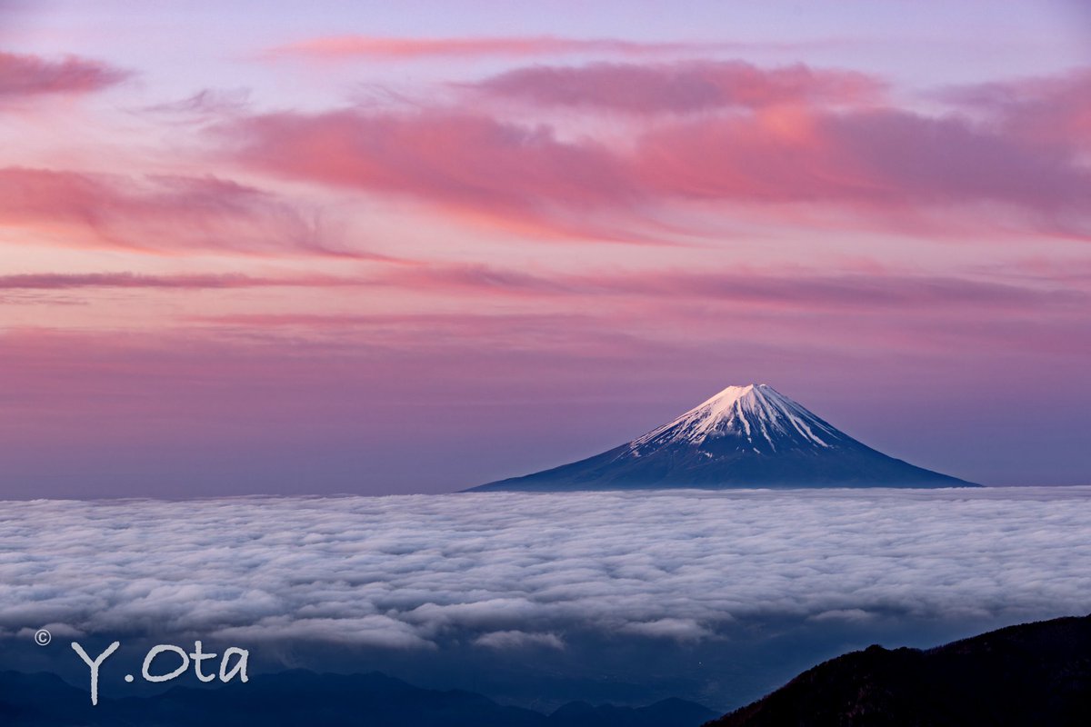 GWに甲武信ヶ岳に登ってきました。西沢渓谷から徳ちゃん新道を登り、甲武信小屋でテント泊しながら富士山を撮影しました。雨上がりで湿気が残っており、雲海の変化を楽しみながら撮影できました😊
#富士山 #甲武信岳 #甲武信ヶ岳