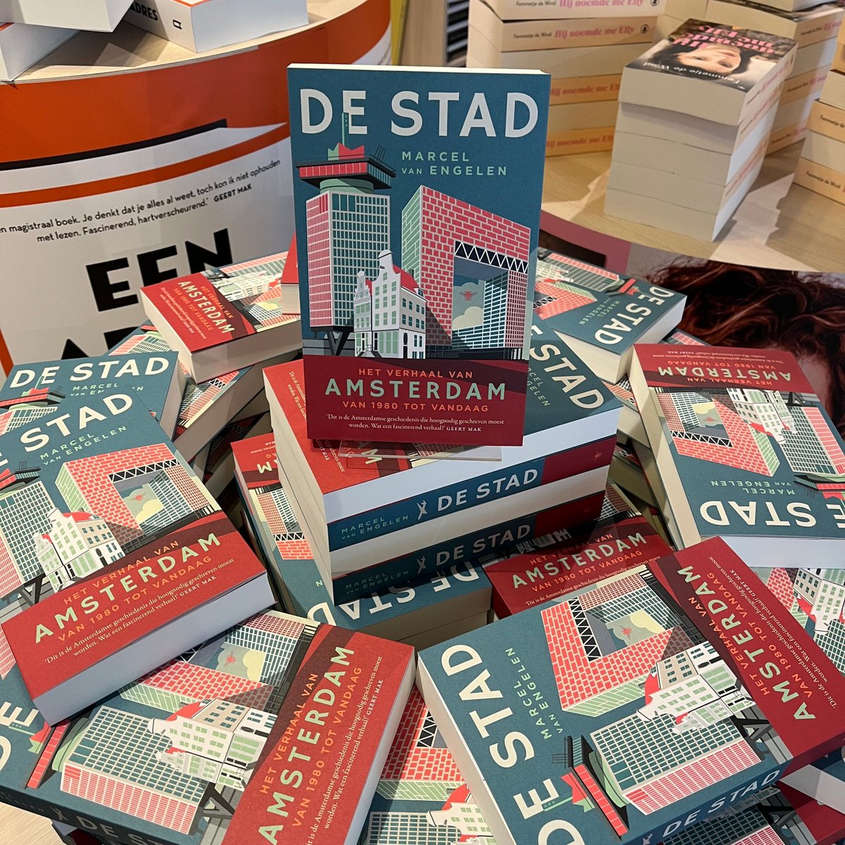 In De stad laat Marcel van Engelen zien welke krachten, ideeën en mensen Amsterdam maakten tot de stad die het nu is – van het dieptepunt tot vandaag. 
buff.ly/3y29Efk
