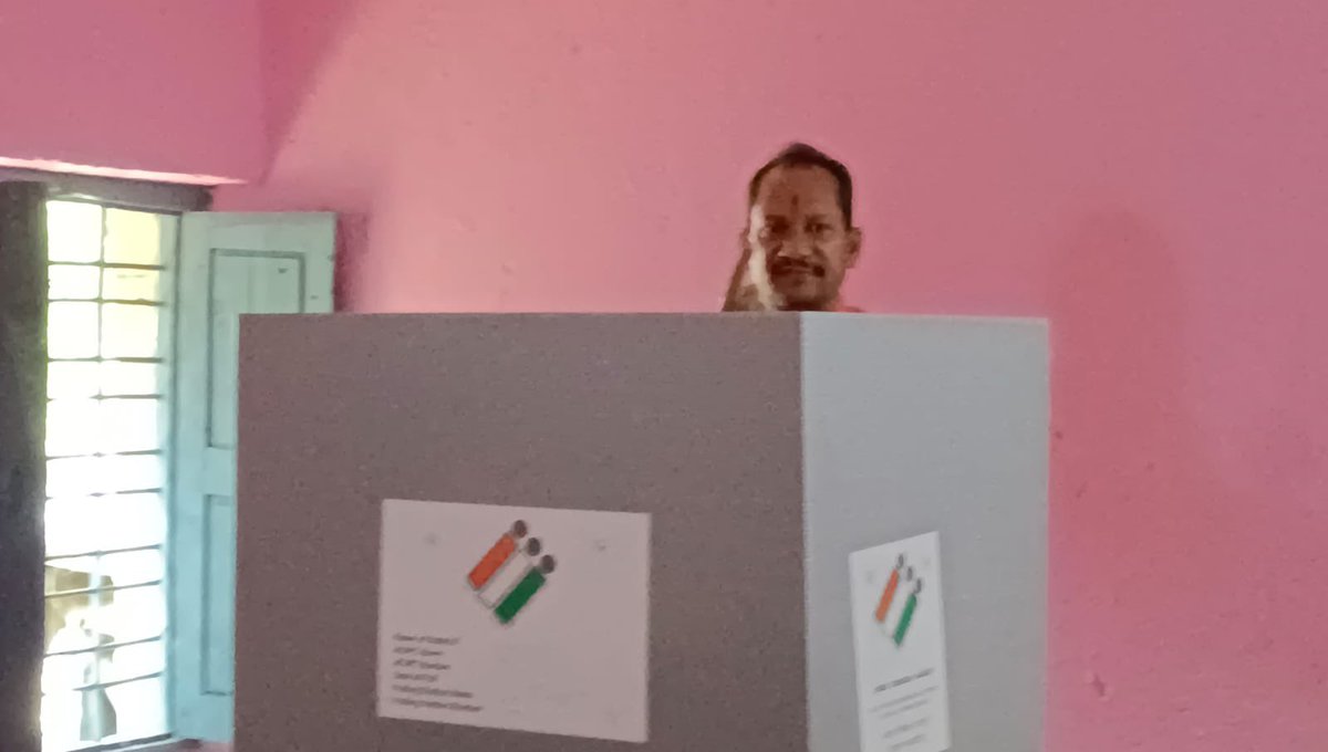 #LSPollsWithTNIE #KarnatakaElections Former #BJP minister Prabhu Chouhan, who previously opposed Bhagawant Khuba, casted his vote alongside his family in Bonthi village of Aurad taluk in #Bidar