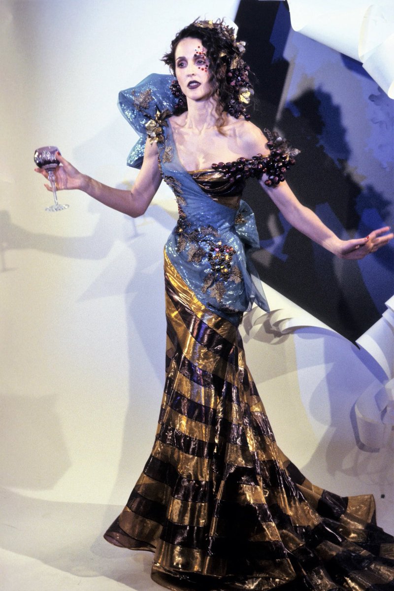 Zendaya в margiela от galliano, образ вдохновлен christian dior haute couture весна 1999 года. головной убор от philip treacy (перо на голове еще напоминает Кэрри Брэдшоу)