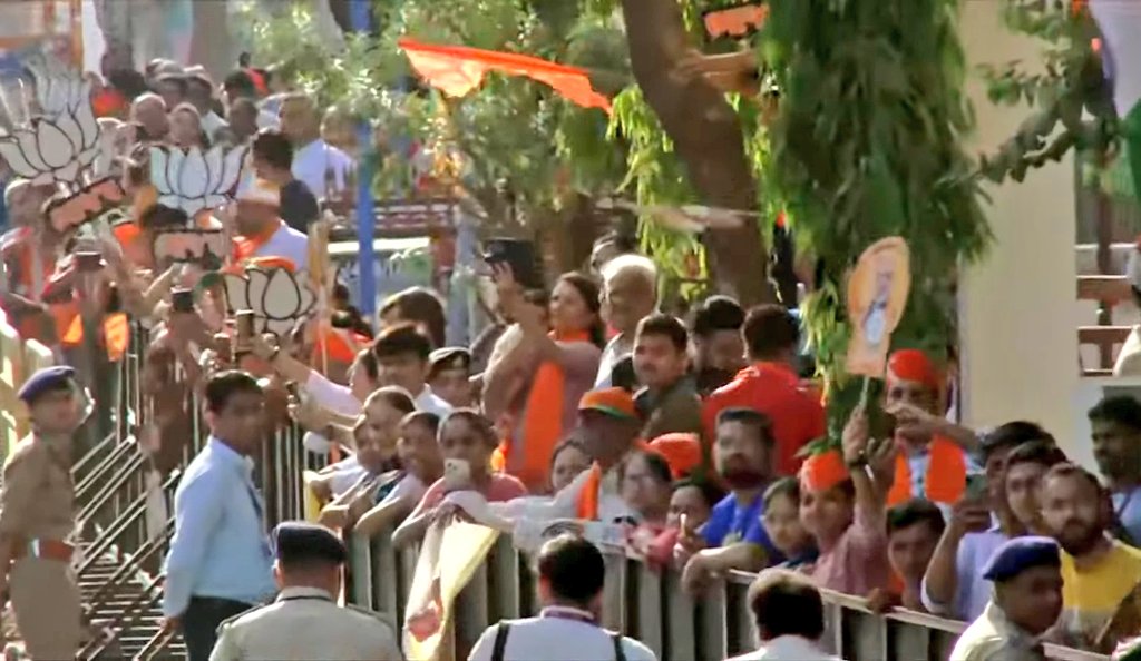 🚨🚨Narendra Modi organised a roadshow outside polling booth on the polling day!!

Election Commission of India🤡🤡
