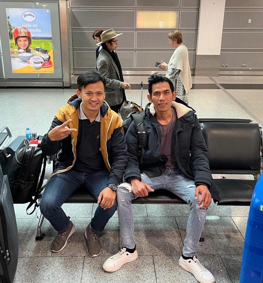 AXXAZ crew paths cross again in the airport! ♻ 

Indra (left) just arrived from vacation in Indonesia, while Henry (right) is ready to fly home for his vacation to Indonesia 🌴

#dusseldorfairport #axxazfamily #welcomeback #happyholidays #inlandshipping #axxazcrew