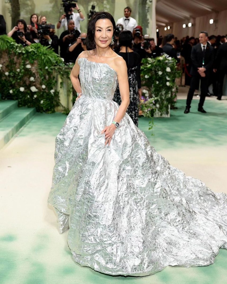 OUR QUEEN!! 👸🏻 Tan Sri Michelle Yeoh graced the #MetGala red carpet, looking stunning in Balenciaga! 📸: justjared
