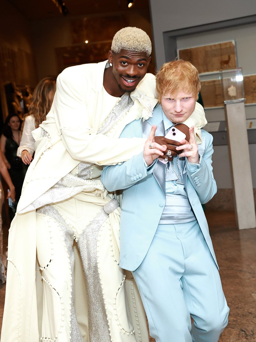 It looks like no one is having more fun inside the #MetGala than Ed Sheeran! 🎉 See all the party pics 🔗: extratv.com/photos/2024/05…