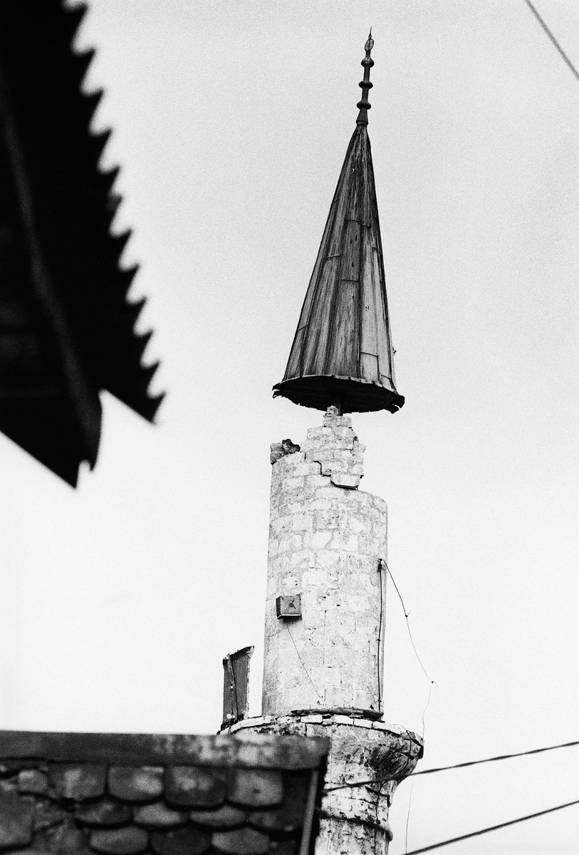 Today we mark #DayOfMosques 614 mosques 218 prayer rooms 69 Quran course sites four dervish lodges 37 tombs 405 pieces of historical heritage that belong to Muslim foundations were destroyed during the war. #BosnianGenocide Photo©️Mikkel Østergaard