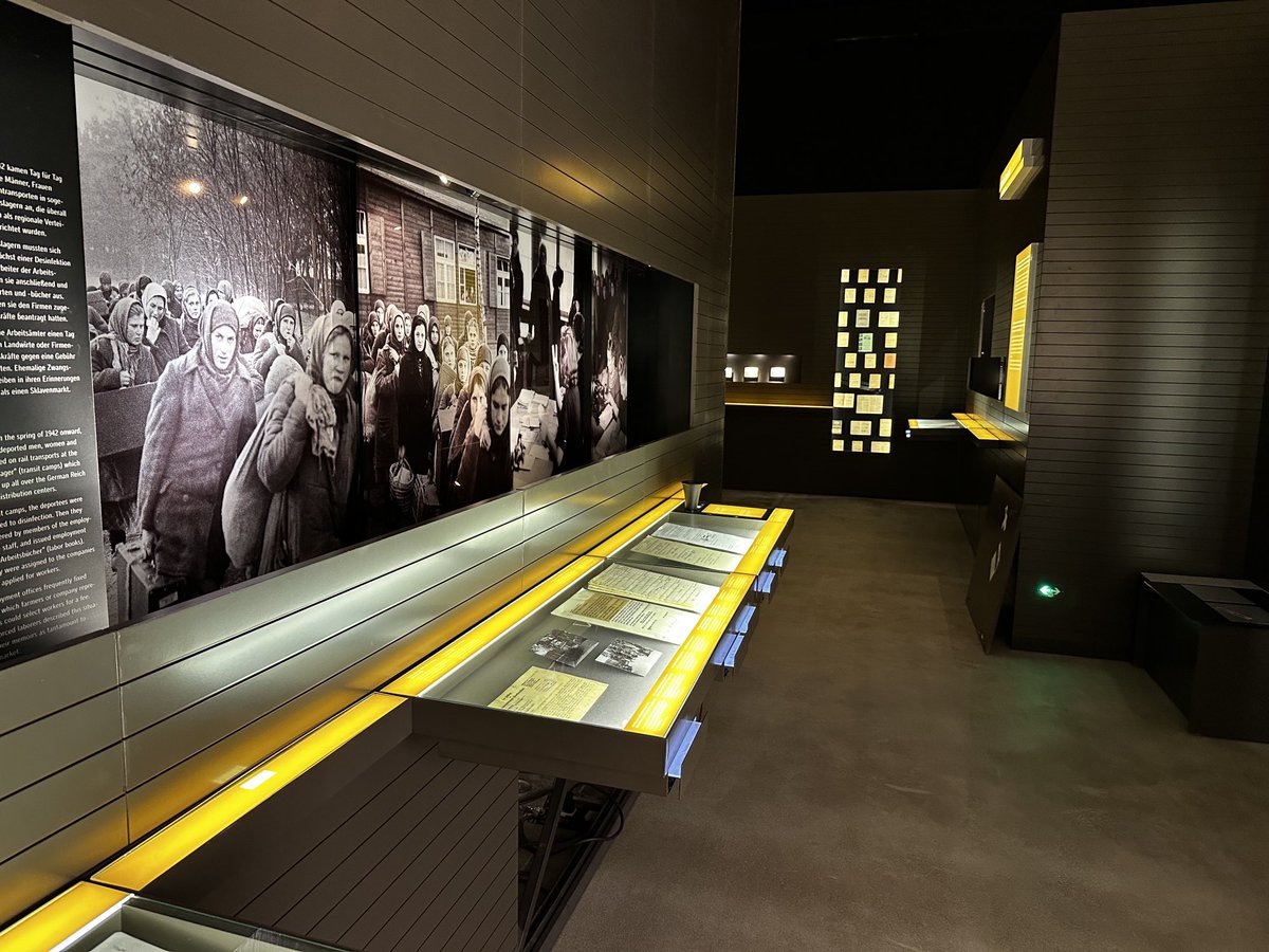 Punktlandung: Die Ausstellung im neuen #Museum „Zwangsarbeit im Nationalsozialismus“ im ehemaligen NS-Gauforum in #Weimar ist fertig. Morgen wird eröffnet. Ab 19 Uhr können sich alle selbst ein Bild machen.