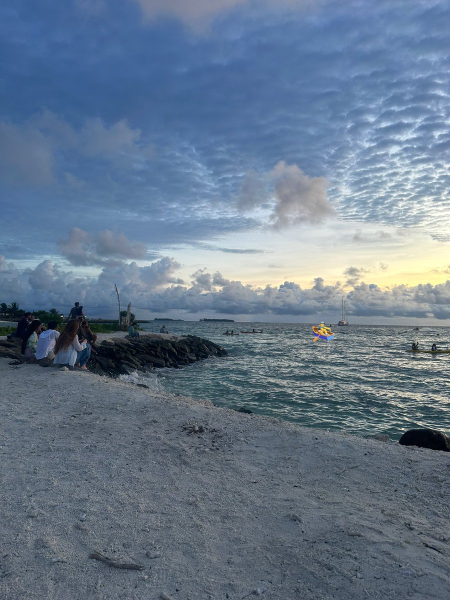 lanjut.. jadi ngapain aja di Maafushi?

leyeh-leyeh sunsetan di Bikini Beach, konon satu-satunya tempat di Maafushi yang cowo bisa shirtless dan cewe bisa pake bikini.. 👀👀

yg lainnya standar water sport sih, yg suka dugem ada monop terapung..😆