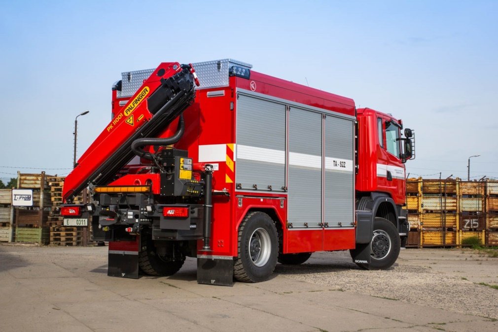 #mardiBestiole 
Direction la 🇨🇿 avec ce #Scania G440 €5 4x4. Cabine 3 🧑‍🚒. Véhicule secours routier carrossé par #kobit-thz. Desincar et calage @HolmatroRescue.
Grue #palfinger PK11001D capacité de levage 450kg à 14m.