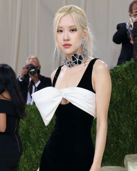 😍 #BLACKPINK’s #Rosé was the most talked-about celebrity on social media during the 2021 Met Gala! 🩷🖤