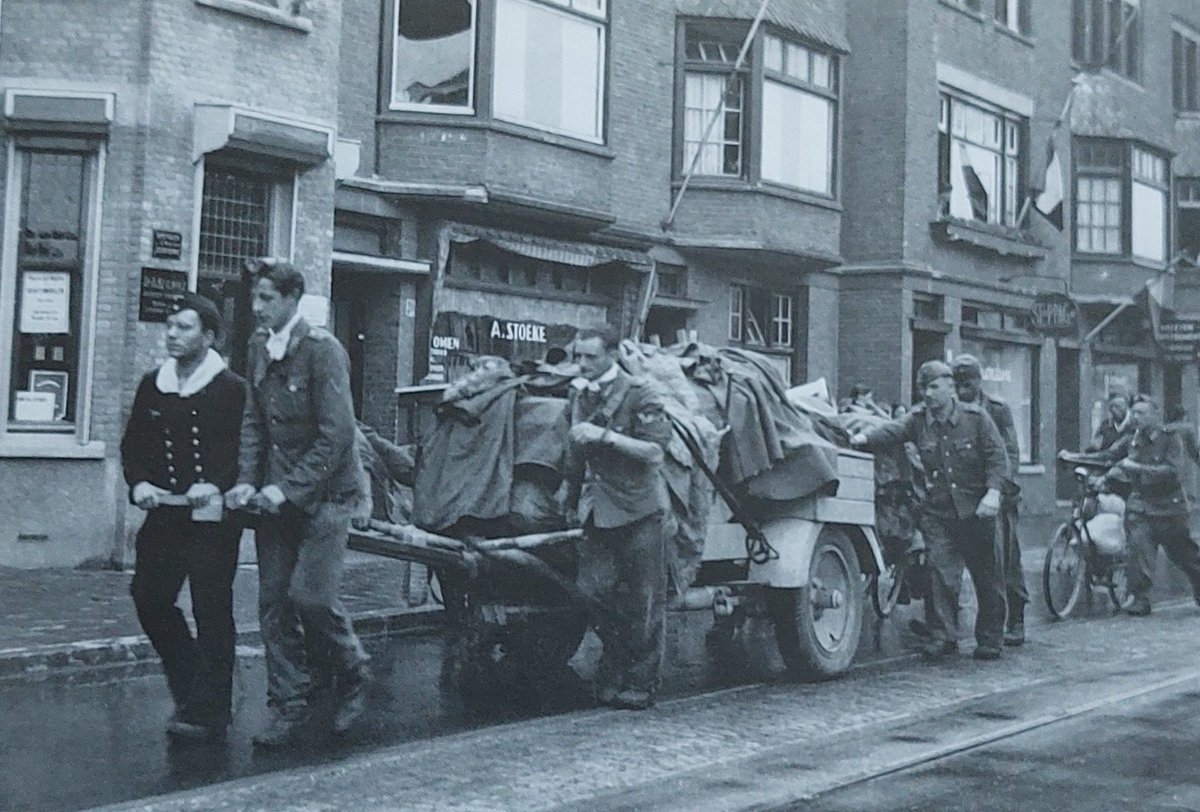 Bepakt en bezakt liep in mei 1945 een groep Duitse soldaten in Den Haag op de Laan van Meerdervoort (ter hoogte van huisnummer 498) op weg naar krijgsgevangenschap. Veel van hun 'buit', zoals de fiets, moest onderweg worden ingeleverd.