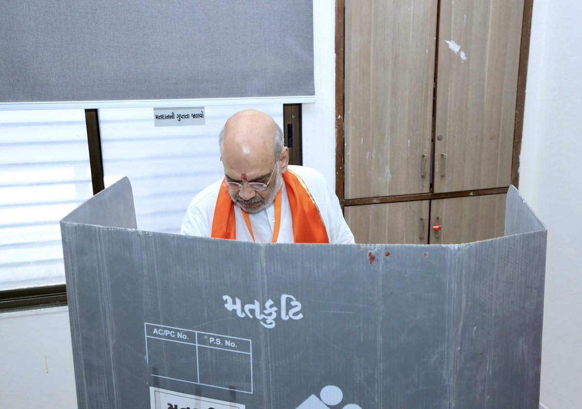 AmitShah's tweet photo. लोकतंत्र के इस महापर्व में आज योगदान देते हुए अपनी गाँधीनगर लोकसभा में मतदान किया। मैं गाँधीनगर व देशभर के तीसरे चरण के सभी मतदाताओं से अपील करता हूँ कि वे भी देश में स्थिर और मजबूत सरकार बनाने के लिए रिकॉर्ड संख्या में मतदान करें। https://t.co/x94wEPTT50