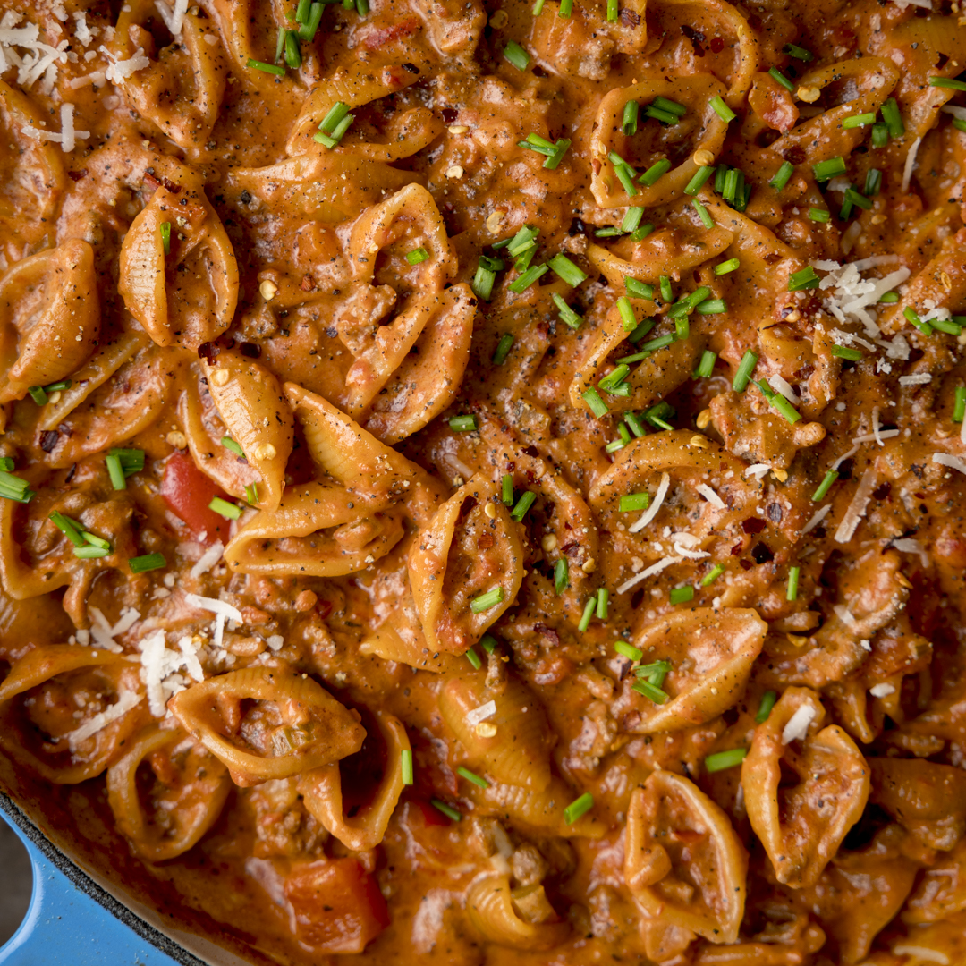 Rich beef bolognese cooked together with pasta shells and finished with cream and cheese. 
I love how those little shells hold the sauce!😋
All cooked in one pan, this simple dinner is ready in 30 minutes!

kitchensanctuary.com/one-pot-creamy…
#KitchenSanctuary #onepot #familydinner
