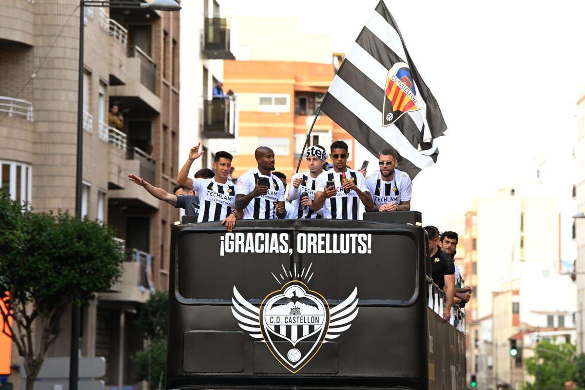 apunt_media's tweet photo. 📢 "Renàixer, creure, rebel·lar-se": així és el lema de l'ascens i així és el @cdcastellon!👏 #ElijoCreer #PPO👂 #PamPamOrelluts

Reviu els millors moments de la celebració amb @AnaisOrdonezTe, @Xrubert, Ángel Dealbert, @MariaGomez05 i @PedroConca1.

⏯️👉 https://t.co/BOU74T0A02 https://t.co/Ey1EKD7umu
