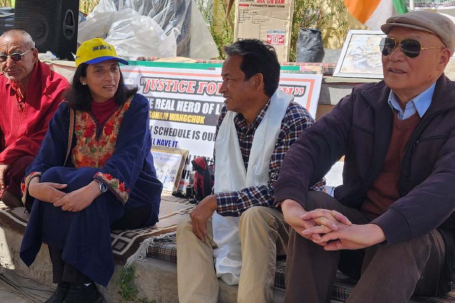 #AAP's national spokesperson, Abhinandita, has joined the enduring fight for the restoration of democracy in Ladakh. Alongside state convenor #AAPLadakh #TseringPhuntsog, she stood in solidarity with #SonamWangchuk during a recent meeting.

twitter.com/aap_ladakh/sta…