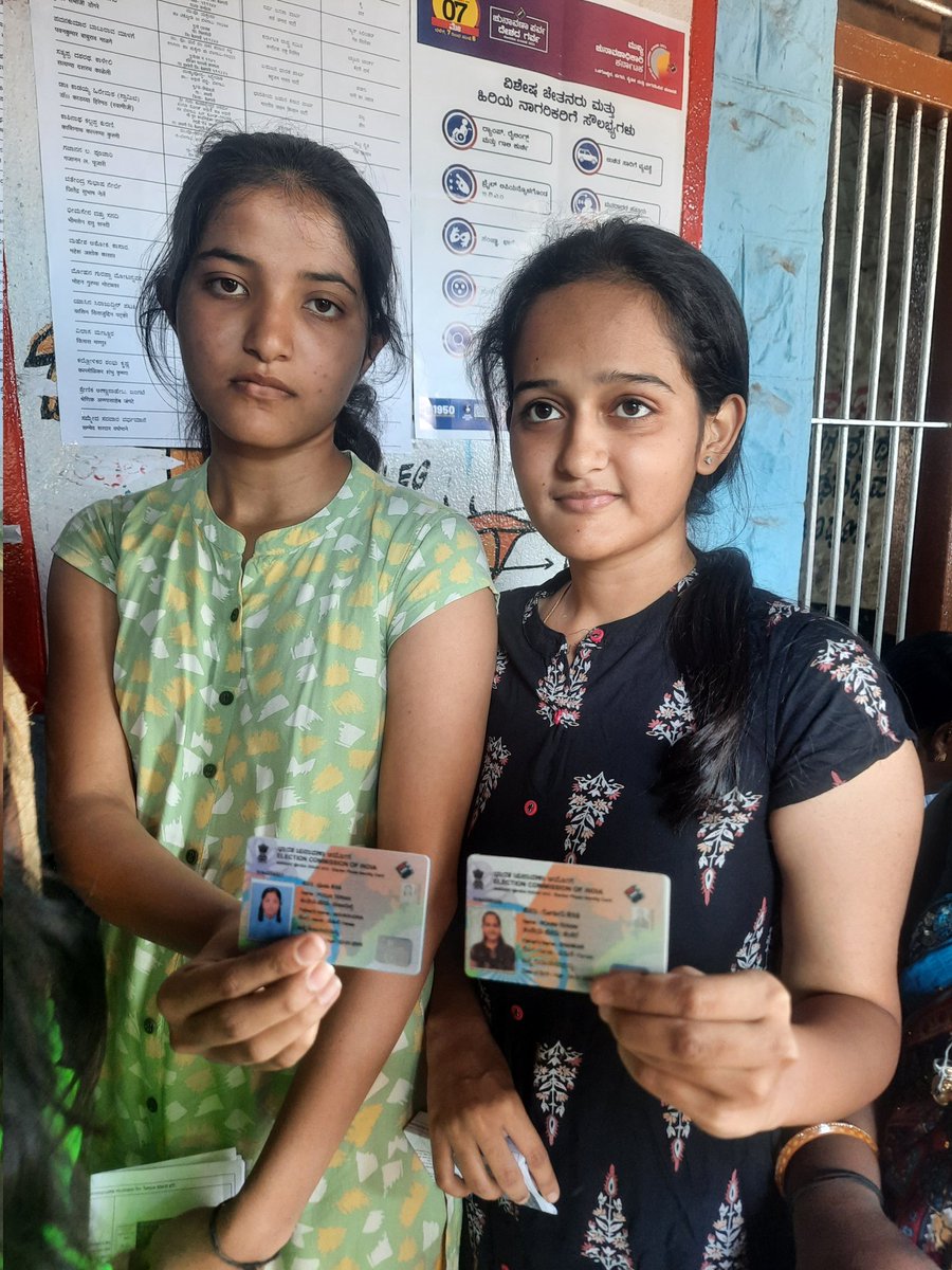 #Firsttimevoters  sisters Pooja & Rohini Terani reached at Hattaraki village of Chikkodi LS in cast their votes. #LSPollsWithTNIE #LokSabhaElections2024