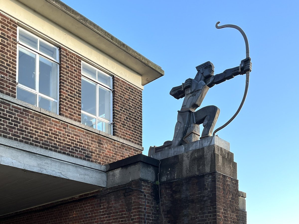 Trains strikes aren’t all bad part 645.. An early morning diversion via East Finchley and Eric Aumonier’s Archer statue pointing the way to London and beyond to Morden