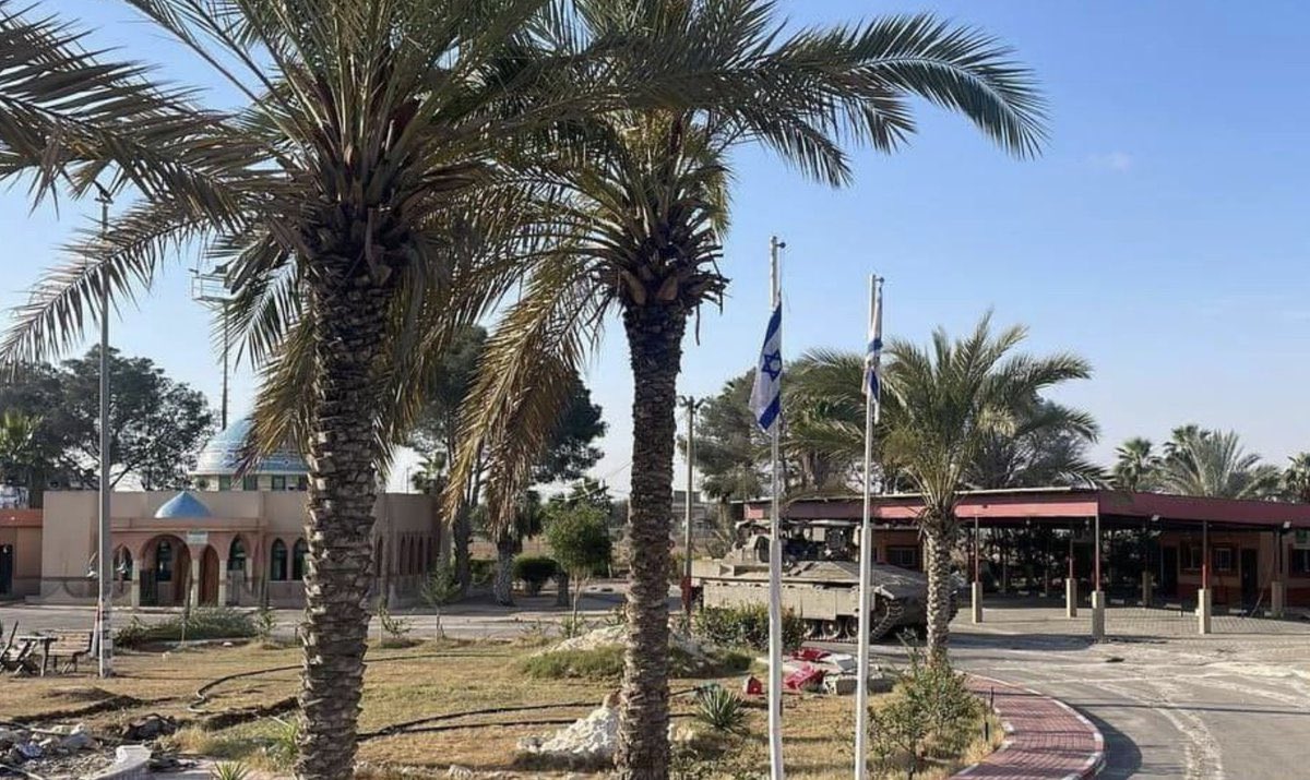 🚨Breaking: The Israeli army raises the Israeli flag at the Palestinian-Egyptian #Rafah crossing ‼️