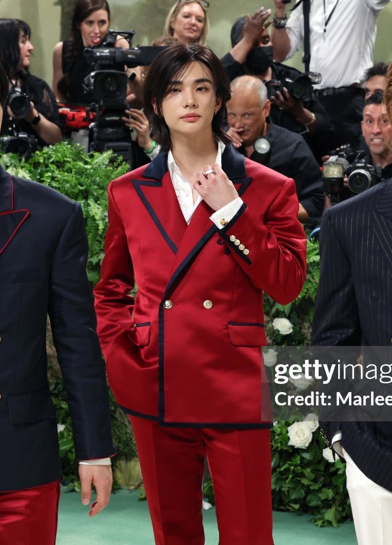 Hyunjin luciendo increíble hoy en la #METGALA #StrayKids_MetGala #스키즈_멧갈라_축하해 @Stray_Kids