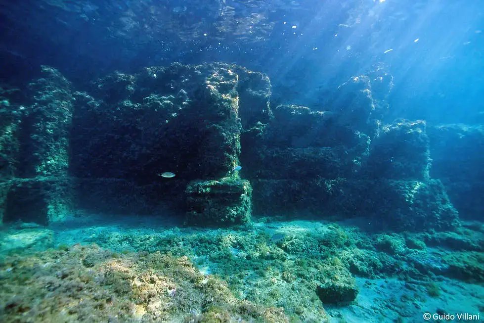 Ancient Rome submerged by the 
Mediterranean Sea 🌿🏛