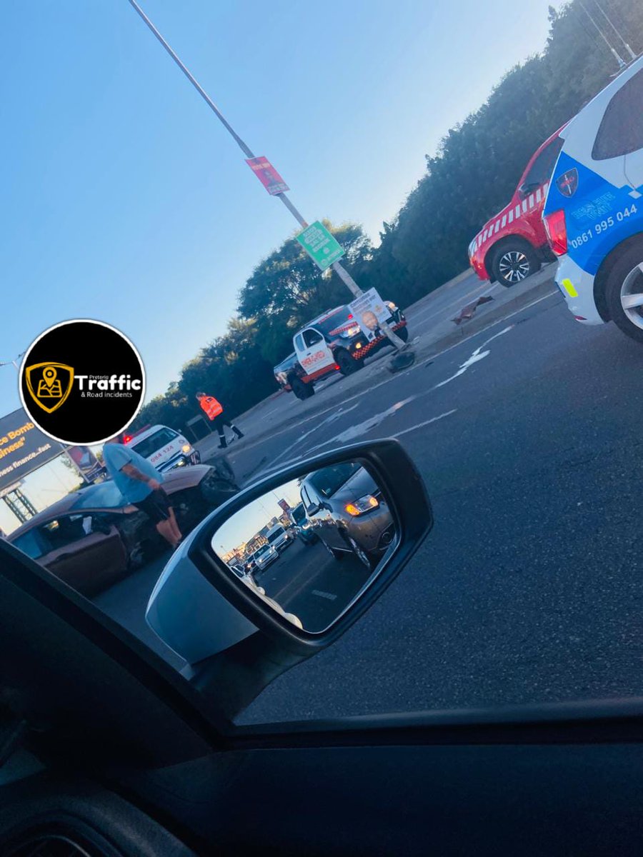 💥Crash

Garsfontein Rd.
(Landmark) Renault Car dealership. 

Services on scene

Approach with caution.

2024/05/07 @07:10
#Livetraffic
#PTATraffic
Trafficlive.co.za