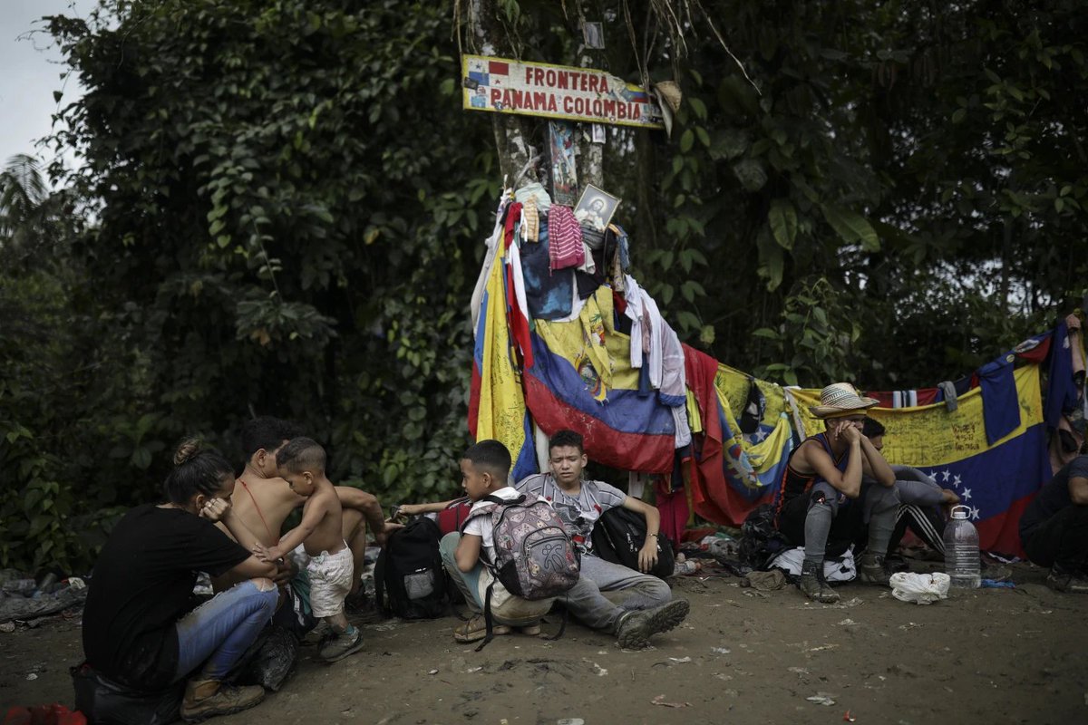Las imágenes de @AP sobre la lucha de los migrantes reconocidas con un @PulitzerPrizes 8 fotógrafos, 6 de ellos de América Latina: @AP_MarcoUgarte, @felyxmarquez, @EduardoVerdugoT, @gregorybull, Eric Gay, @JFernandoLlano, @IvanValenciar y Christian Chávez apnews.com/world-news/gen…