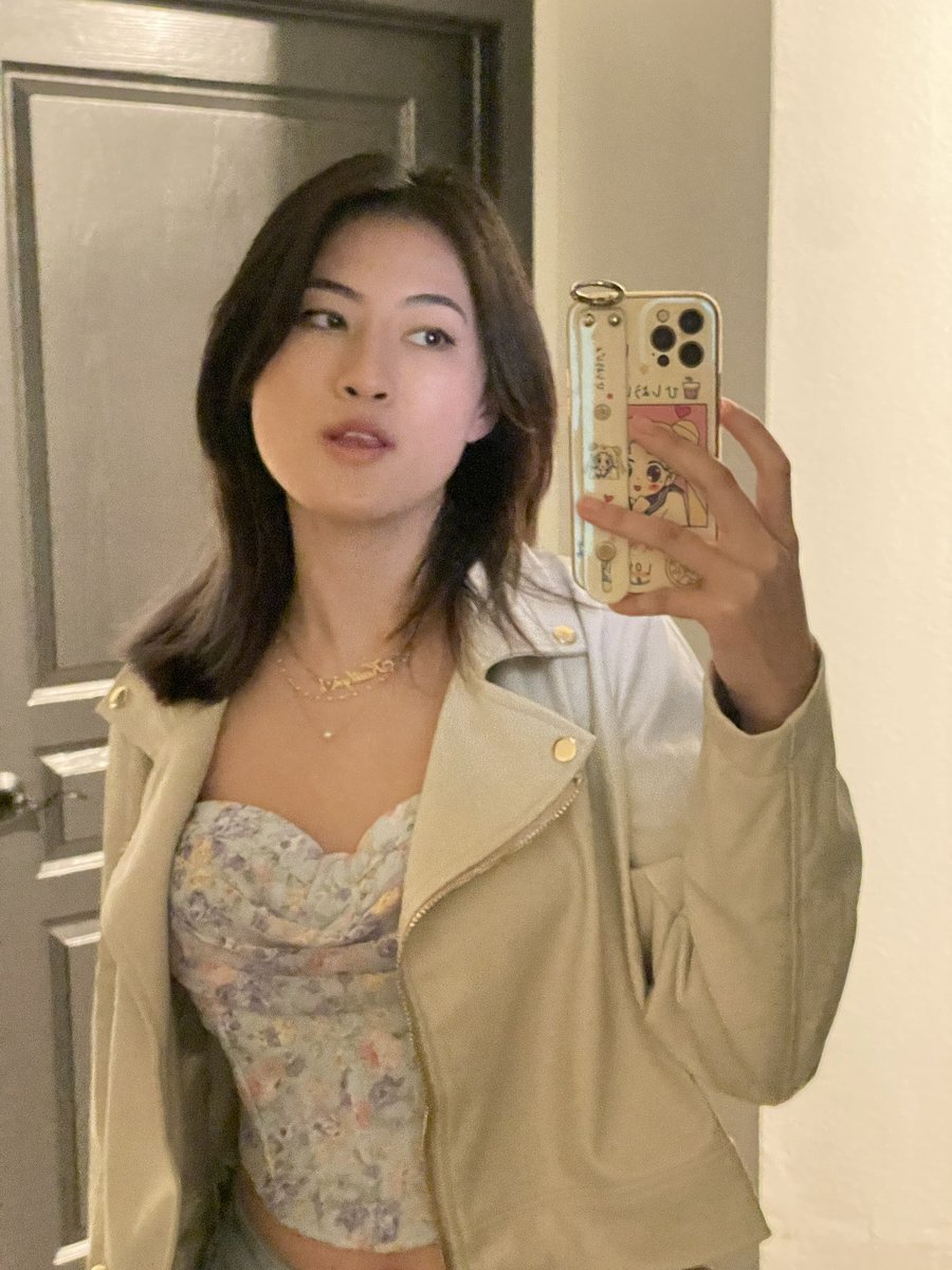 kawaiibread_'s tweet photo. just a wine girl🍷 in a beer town🍺 https://t.co/qDzsQwAfAR