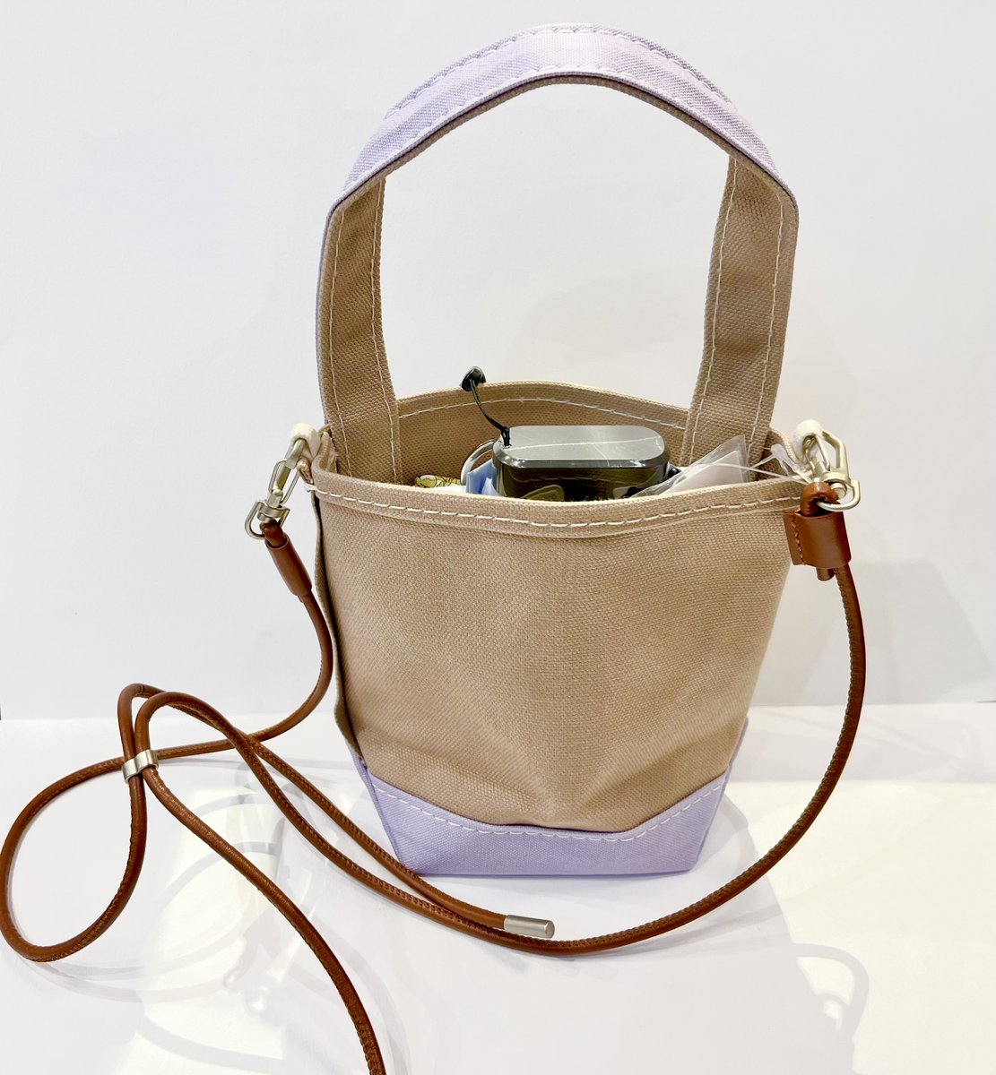 smith_hkta's tweet image. バッグブランド、「TEMBEA」のデルフォニックス別注品のバッグとLAMYのボールペンのセットが新登場。コンパクトなロルバーンメモ Mが入るミニマルなサイズのバッグは、別売りのストラップと合わせてショルダーバッグとしても楽しめます。＃ロルバーン　＃LAMY ＃TEMBEA