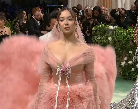 LaufeyUpdates's tweet photo. Admin found dead in a ditch #MetGala https://t.co/kLDDRQQs5e