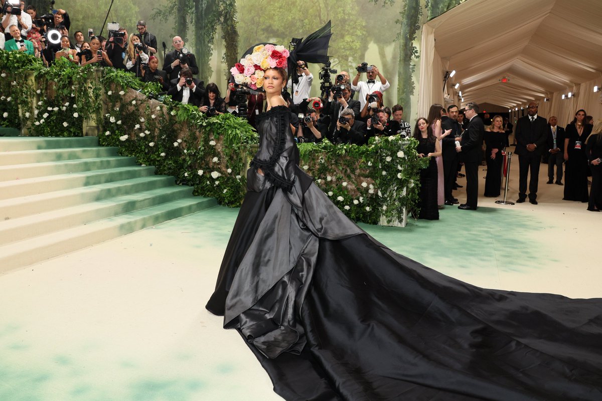 Zendaya is back on the #MetGala steps to debut a SECOND look.