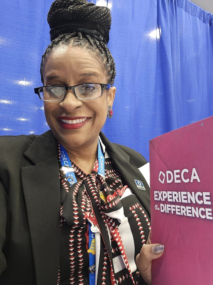 DECA advisor Mrs. Thornton-Bland and officer Zamiah Bright attended DECA's International Career Development Conference in Anaheim, CA. Ms. Bright earned a slot to attend the Elevate Leadership Academy. Thank you to all their sponsors who made their trip possible. 🙌🏽