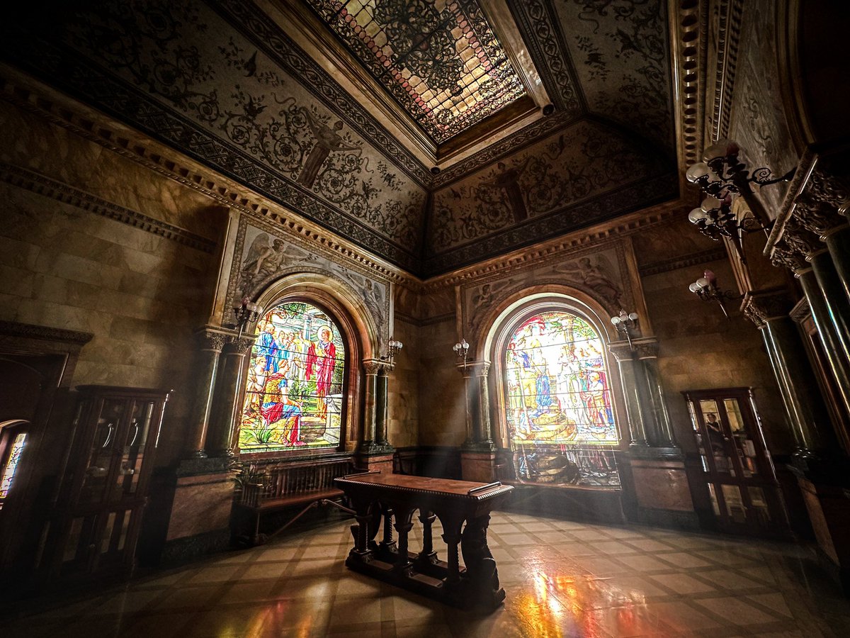 A look inside the Gardner Earl Memorial Chapel in Oakwood Cemetery in #TroyNY. It’s such an amazing building.
 
johnbulmerimages.com/2024/05/gardne…