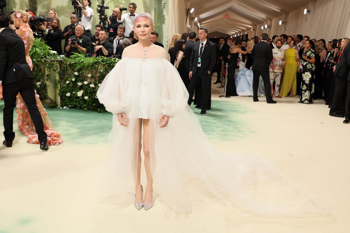 ミシェルウィリアムズ様
相変わらずの美脚…
#MetGala
#MetGala2024 
#MichelleWilliams